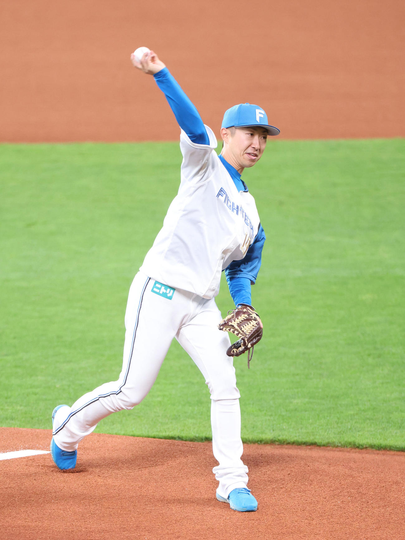 日本ハム対オリックス　試合前、引退セレモニーで投球する日本ハム金子特命コーチ（撮影・佐藤翔太）