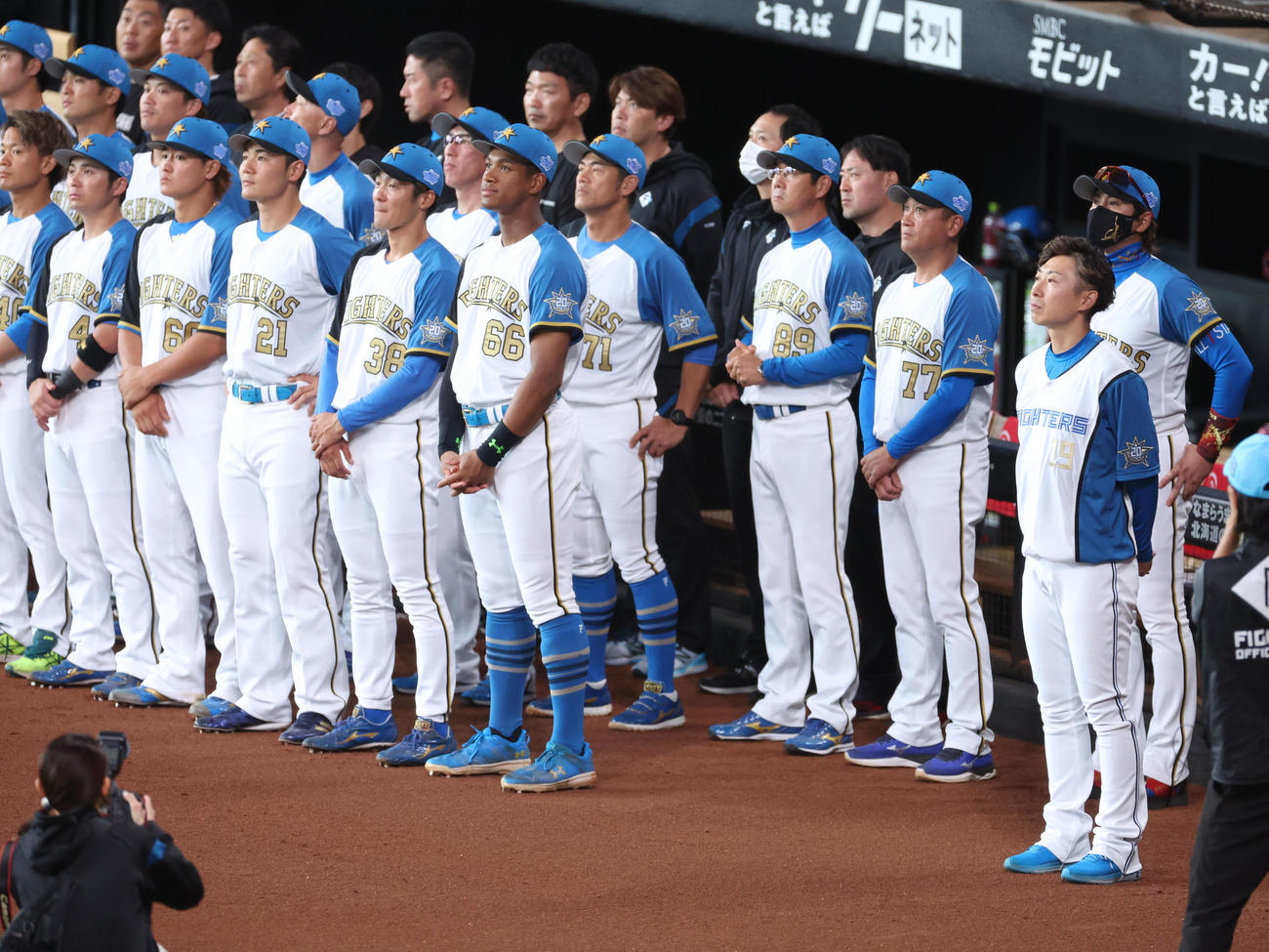 日本ハム対オリックス　試合前、日本ハム金子特命コーチ（右手前）の引退セレモニーが行われた（撮影・佐藤翔太）