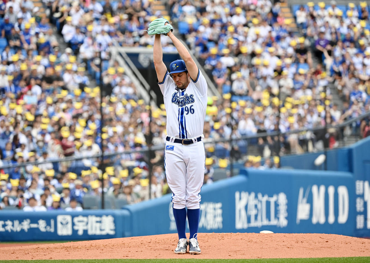 DeNA対中日　2回表中日2死満塁、細川を三振に仕留めソードセレブレーションをするバウアー（撮影・横山健太）