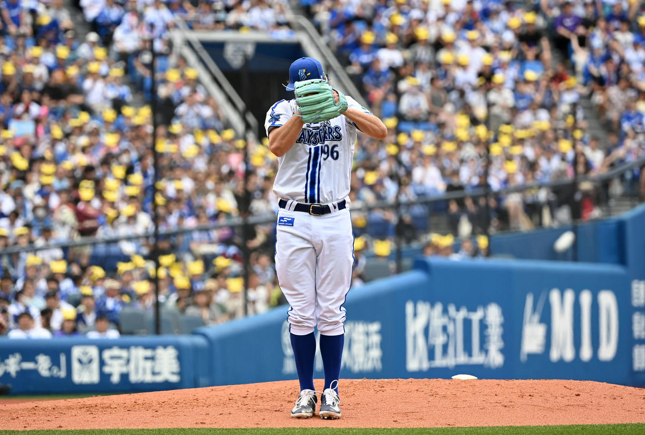 DeNA対中日　2回表中日2死満塁、細川を三振に仕留めソードセレブレーションをするバウアー（撮影・横山健太）