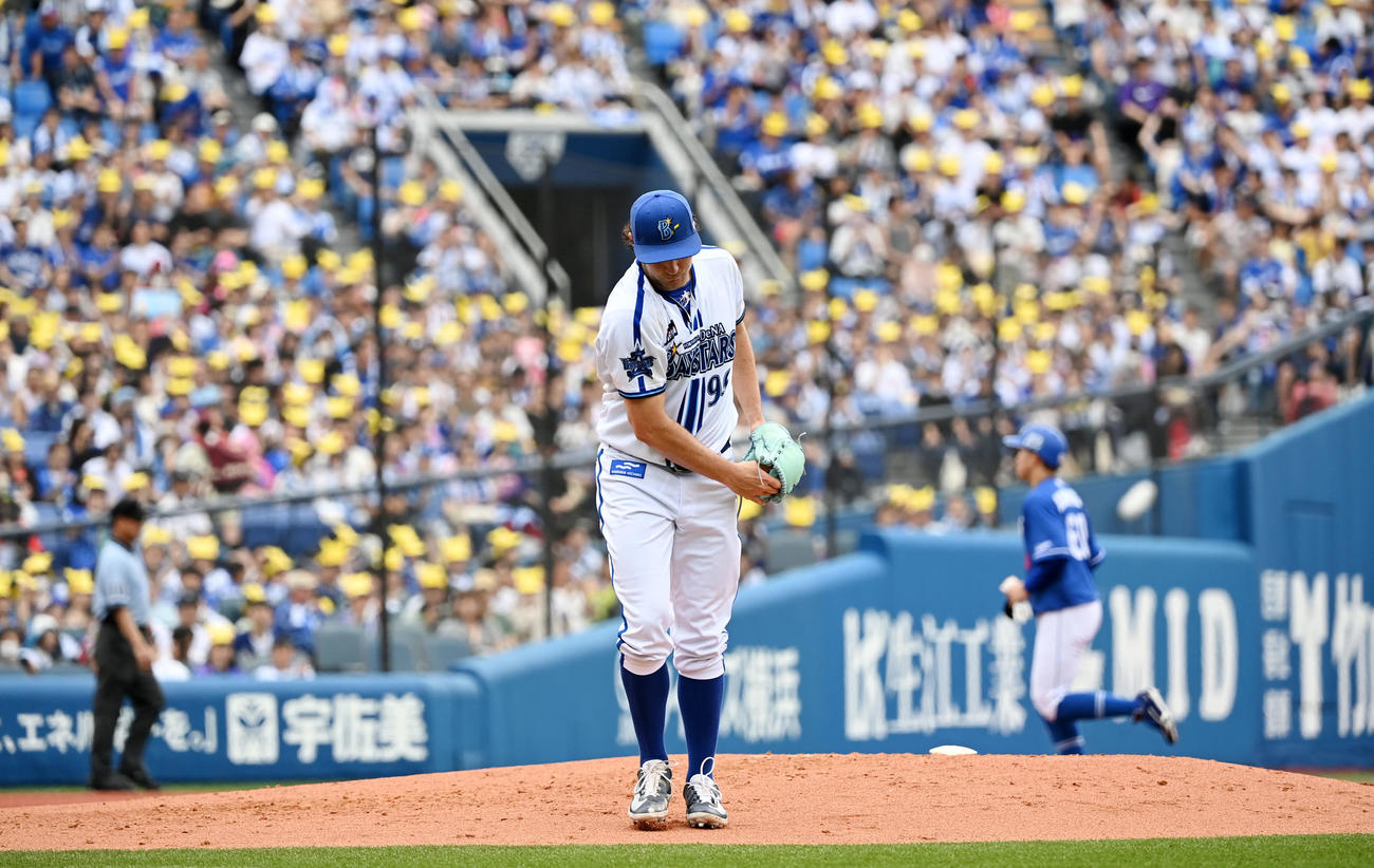 DeNA対中日　2回表中日2死満塁、細川を三振に仕留めソードセレブレーションをするバウアー（撮影・横山健太）