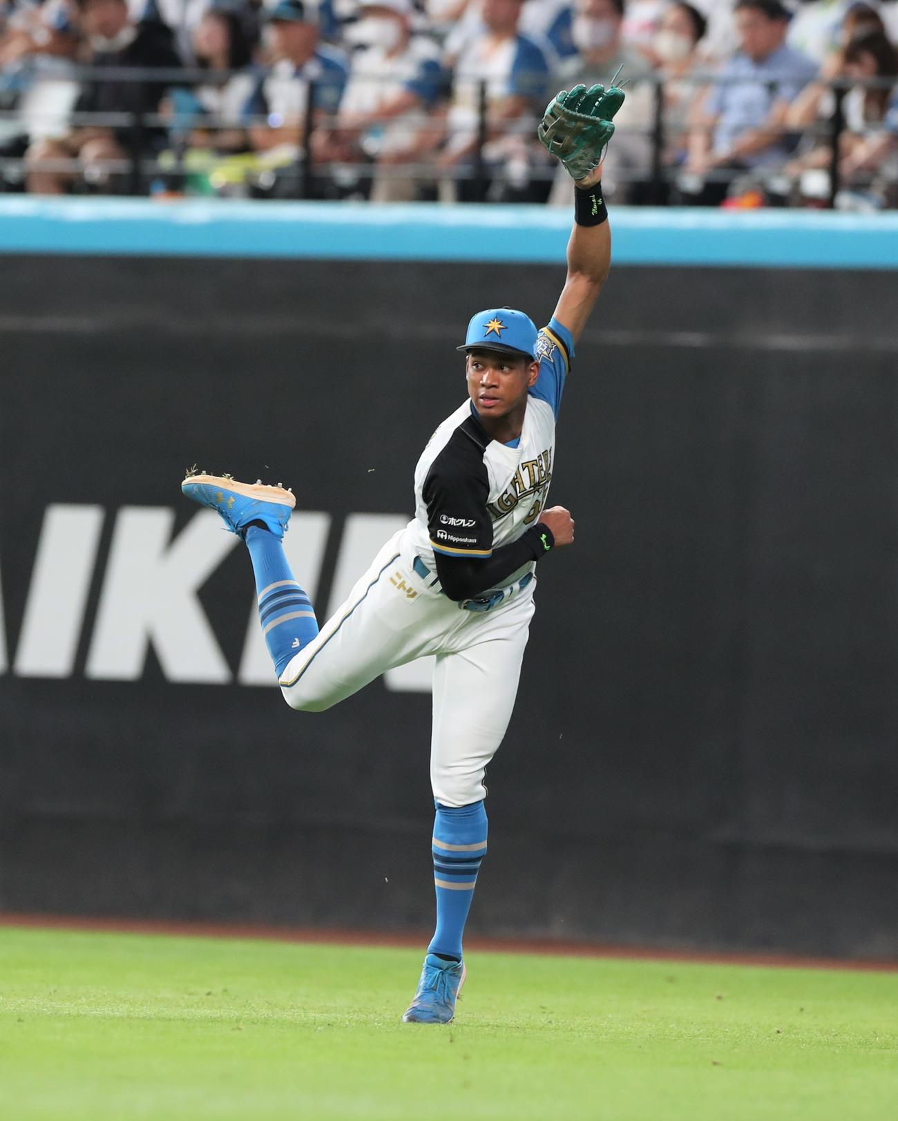 日本ハム対オリックス　2回表オリックス無死二塁、頓宮の右飛でタッチアップした森を三塁で補殺する万波（撮影・黒川智章）