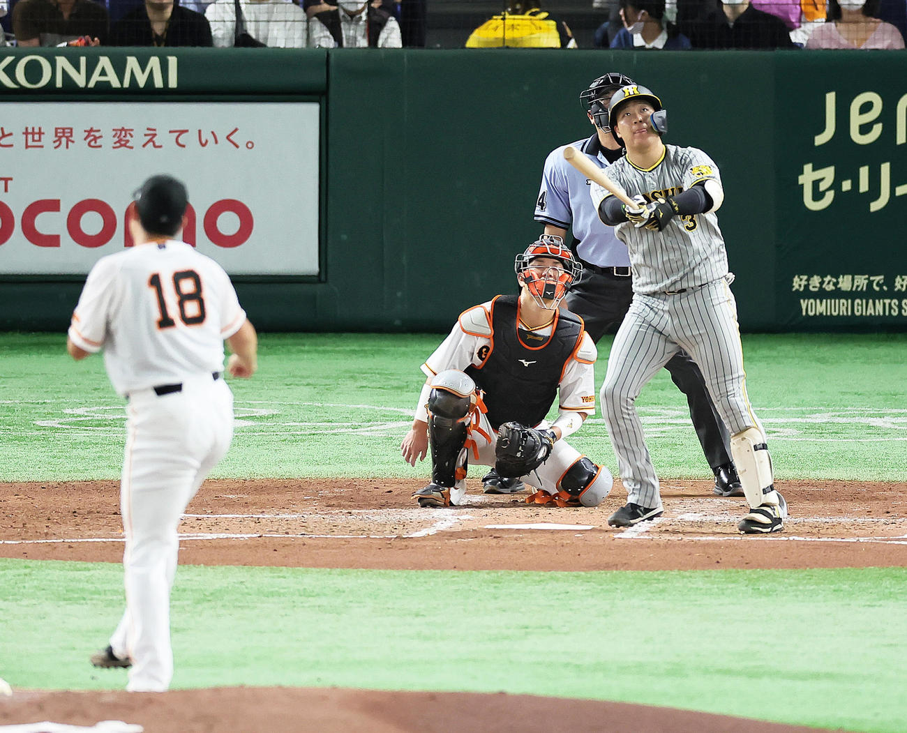 巨人対阪神　4回表阪神2死、先制本塁打を放つ大山。投手菅野（撮影・足立雅史）