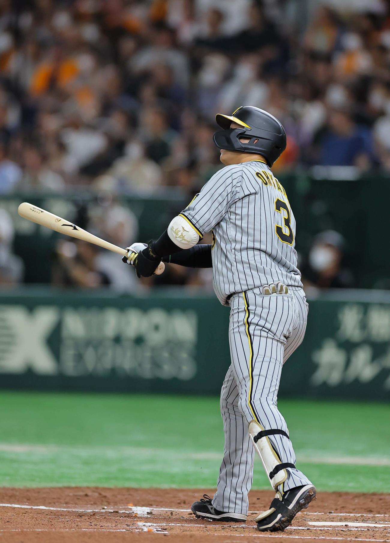 巨人対阪神　4回表阪神2死、大山は左中間越え先制ソロ本塁打を放つ（撮影・上田博志）