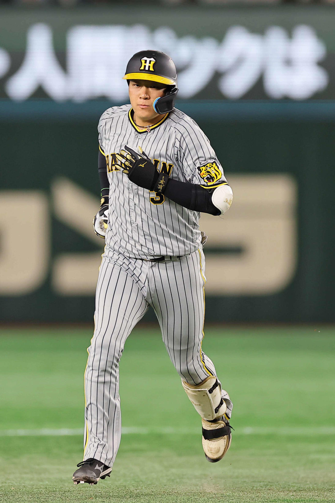 巨人対阪神　4回表阪神2死、大山は左中間越え先制ソロ本塁打を放つ（撮影・上田博志）