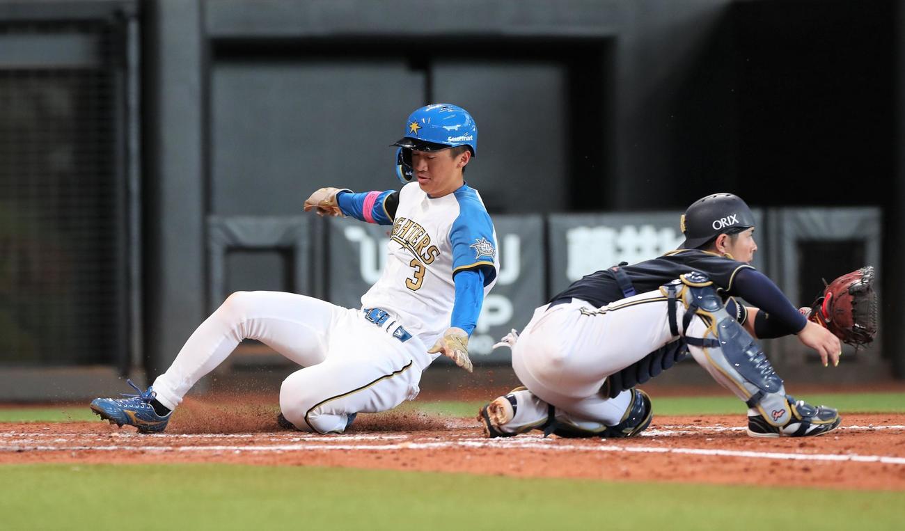 日本ハム対オリックス　4回裏日本ハム1死一塁、マルティネスの左越え適時二塁打で生還する加藤豪（撮影・黒川智章）