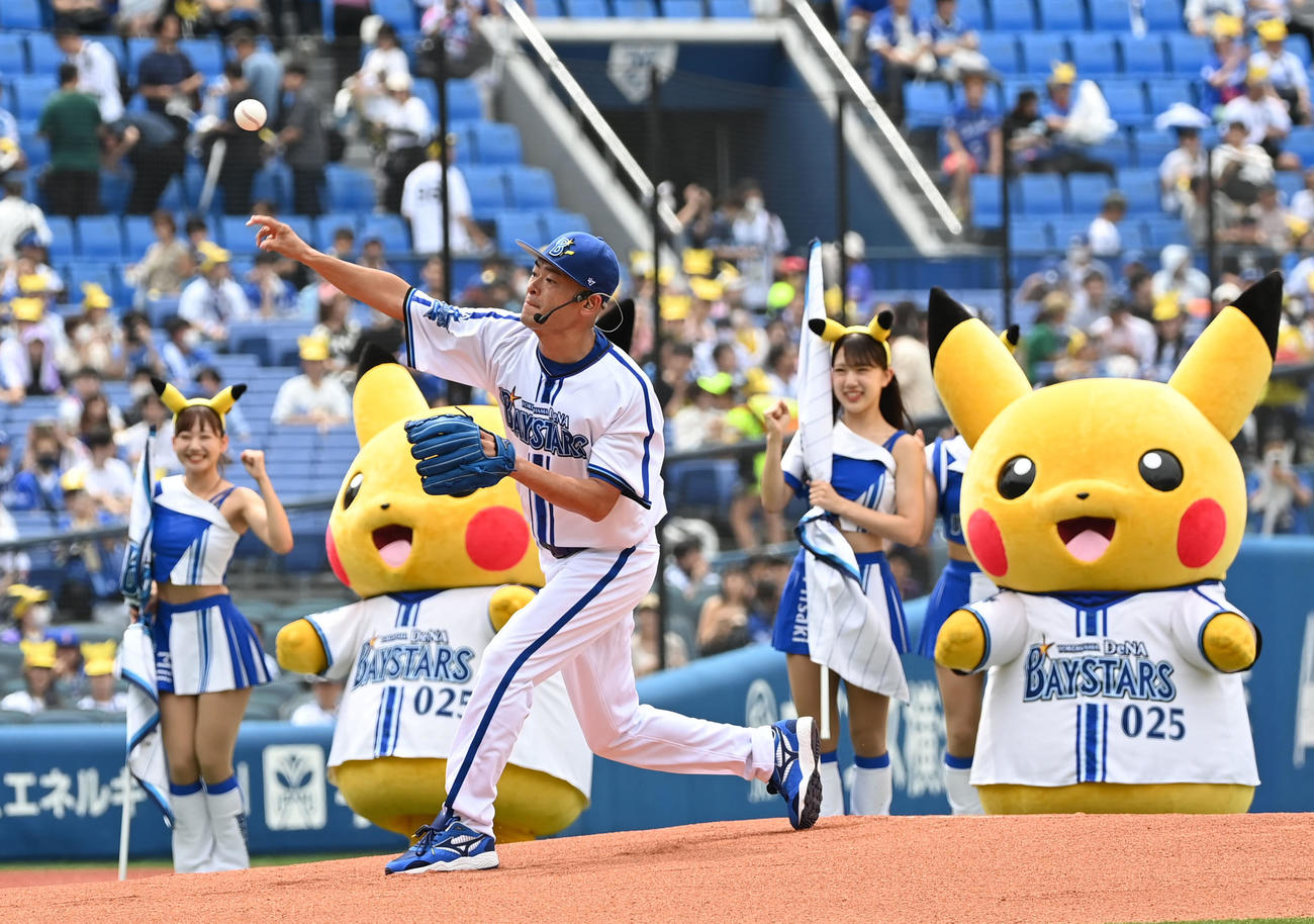 DeNA対中日　セレモニアルピッチをするあばれる君（撮影・横山健太）