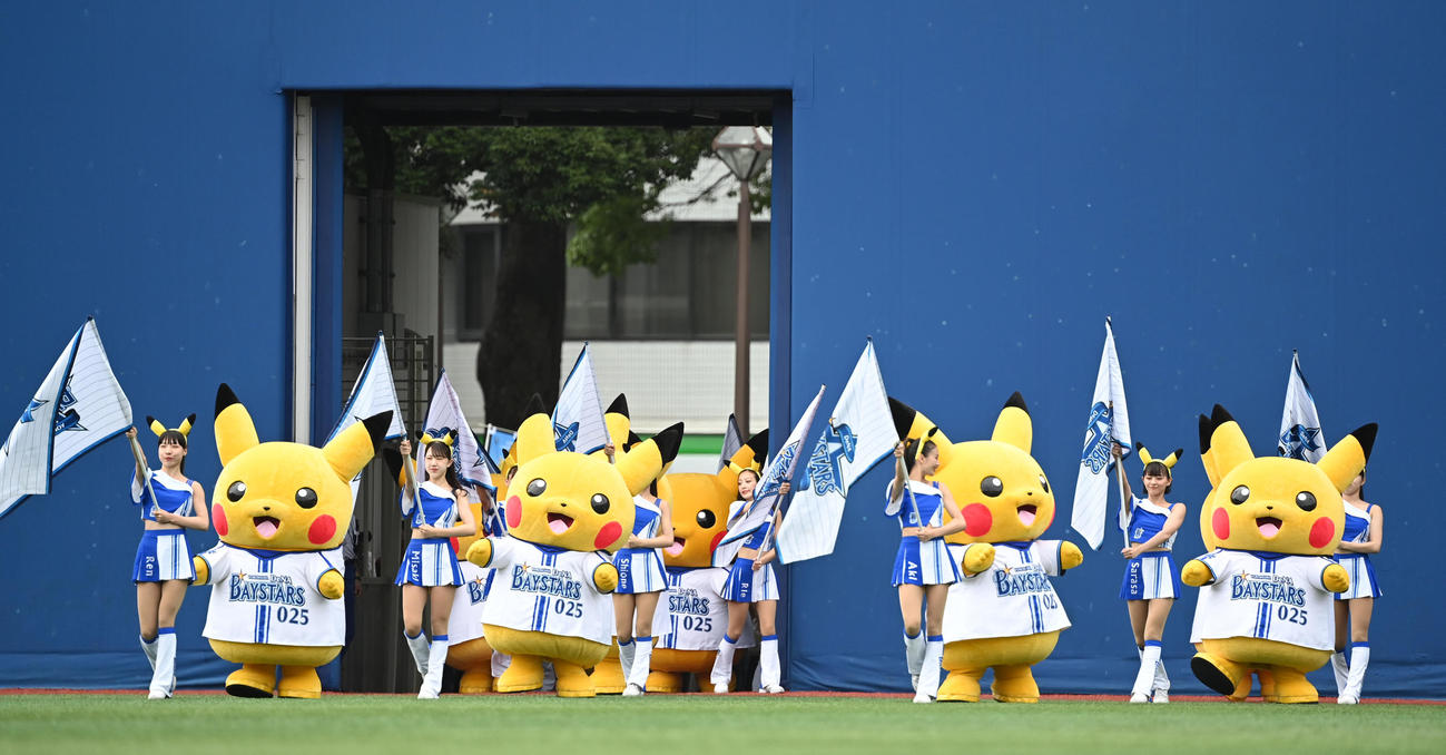 DeNA対中日　オープニングセレモニーに登場したDianaとピカチュウ（撮影・横山健太）