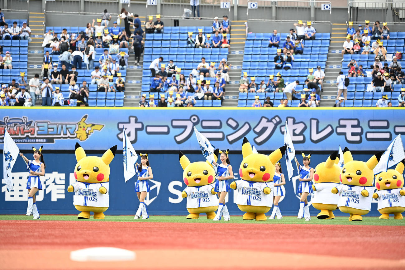 DeNA対中日　オープニングセレモニーに登場したDianaとピカチュウ（撮影・横山健太）