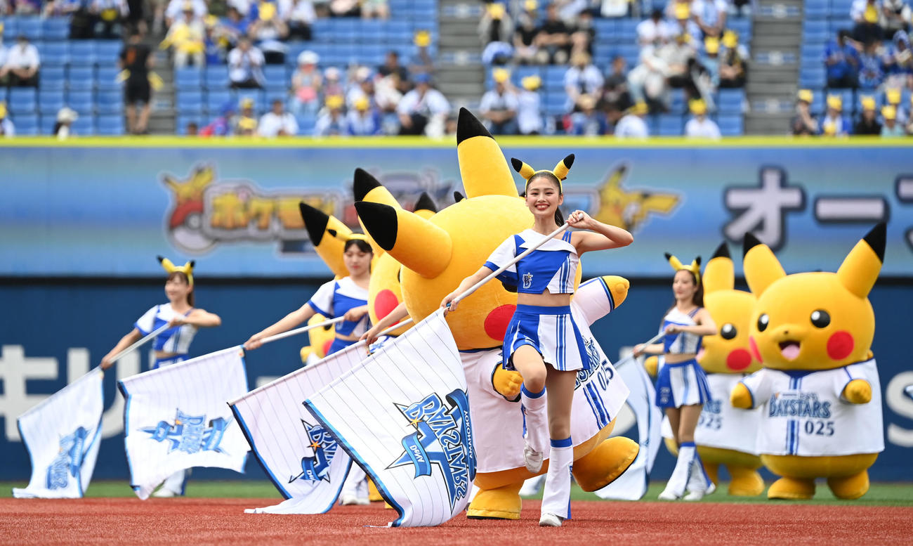 DeNA対中日　オープニングセレモニーに登場したDianaとピカチュウ（撮影・横山健太）