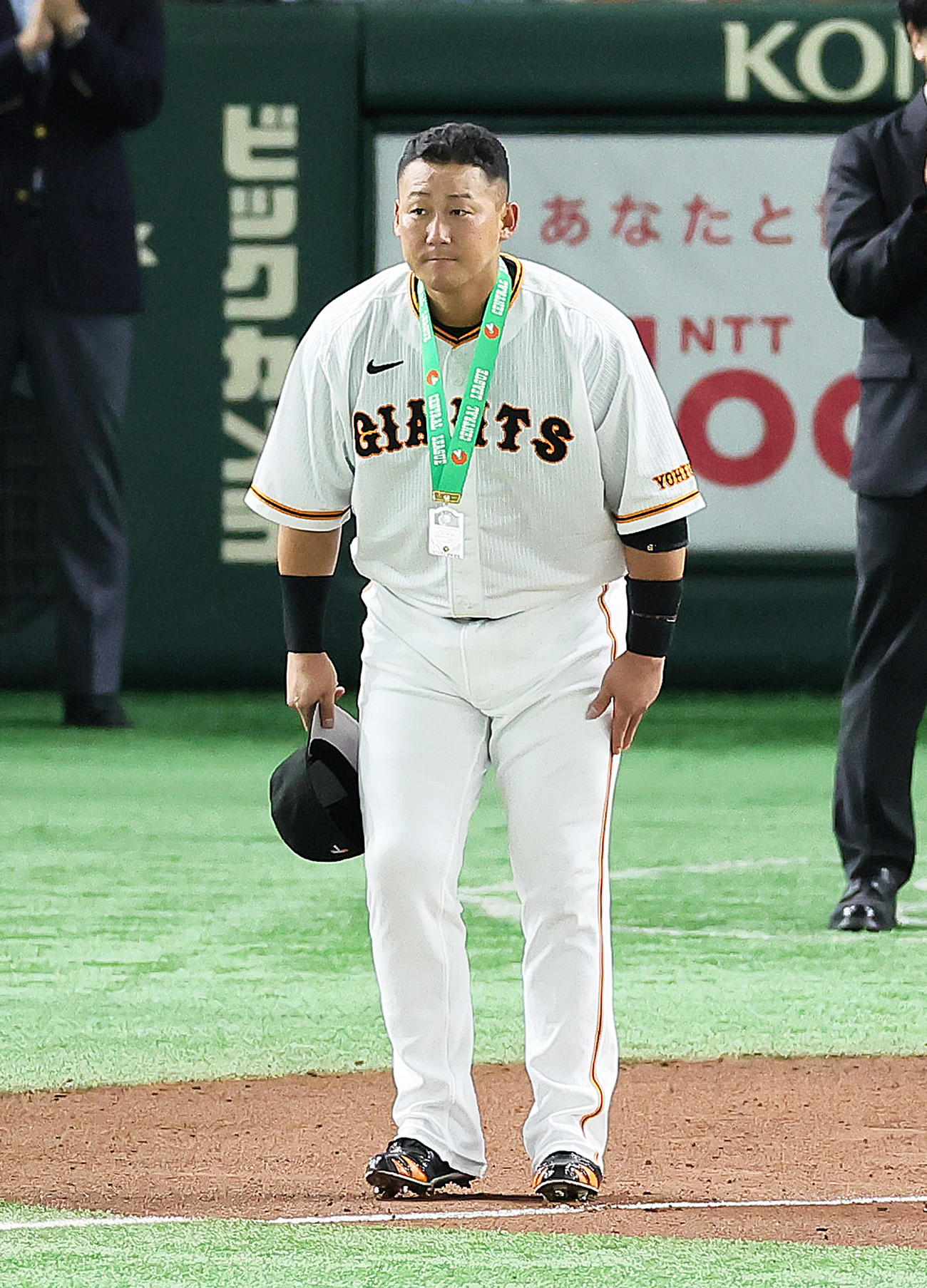 試合前、通算1500本安打の連盟表彰を受けた巨人中田（撮影・足立雅史）