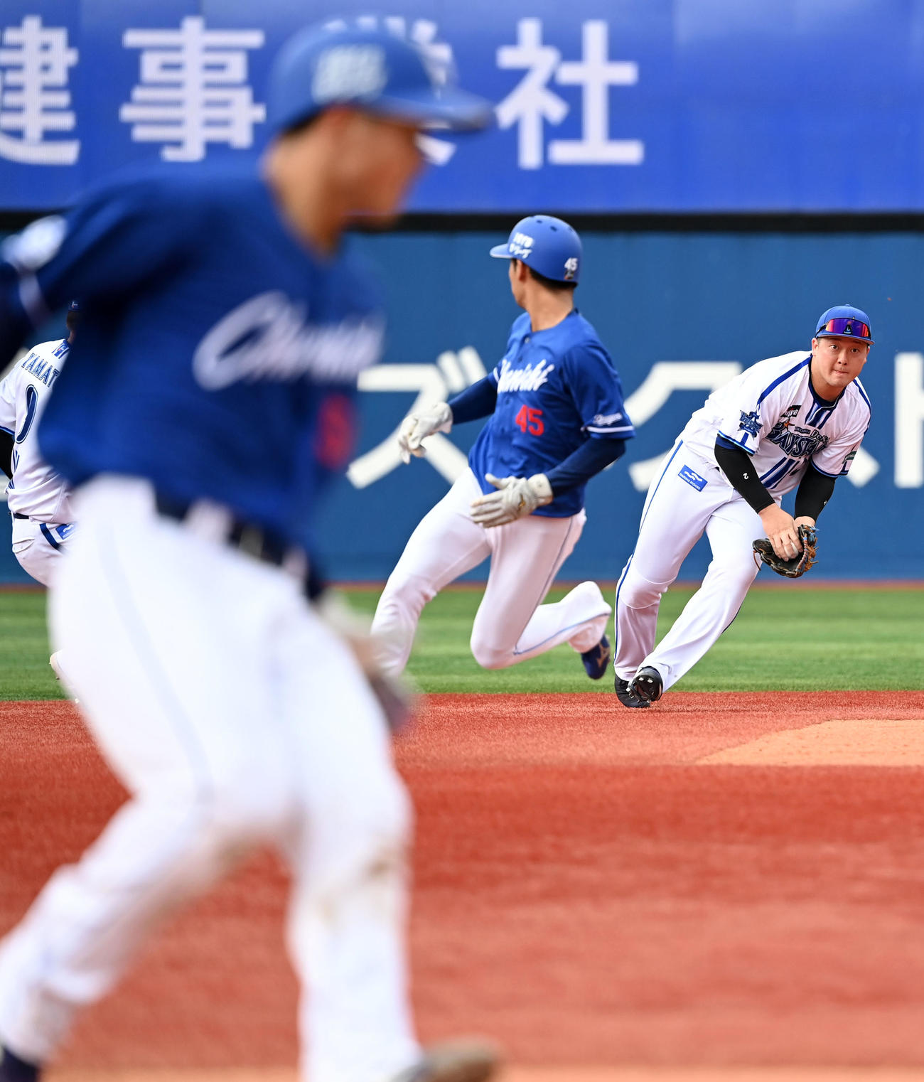 DeNA対中日　6回表中日2死一、二塁、岡林をキャッチした牧（右）は挟殺を狙う（撮影・横山健太）