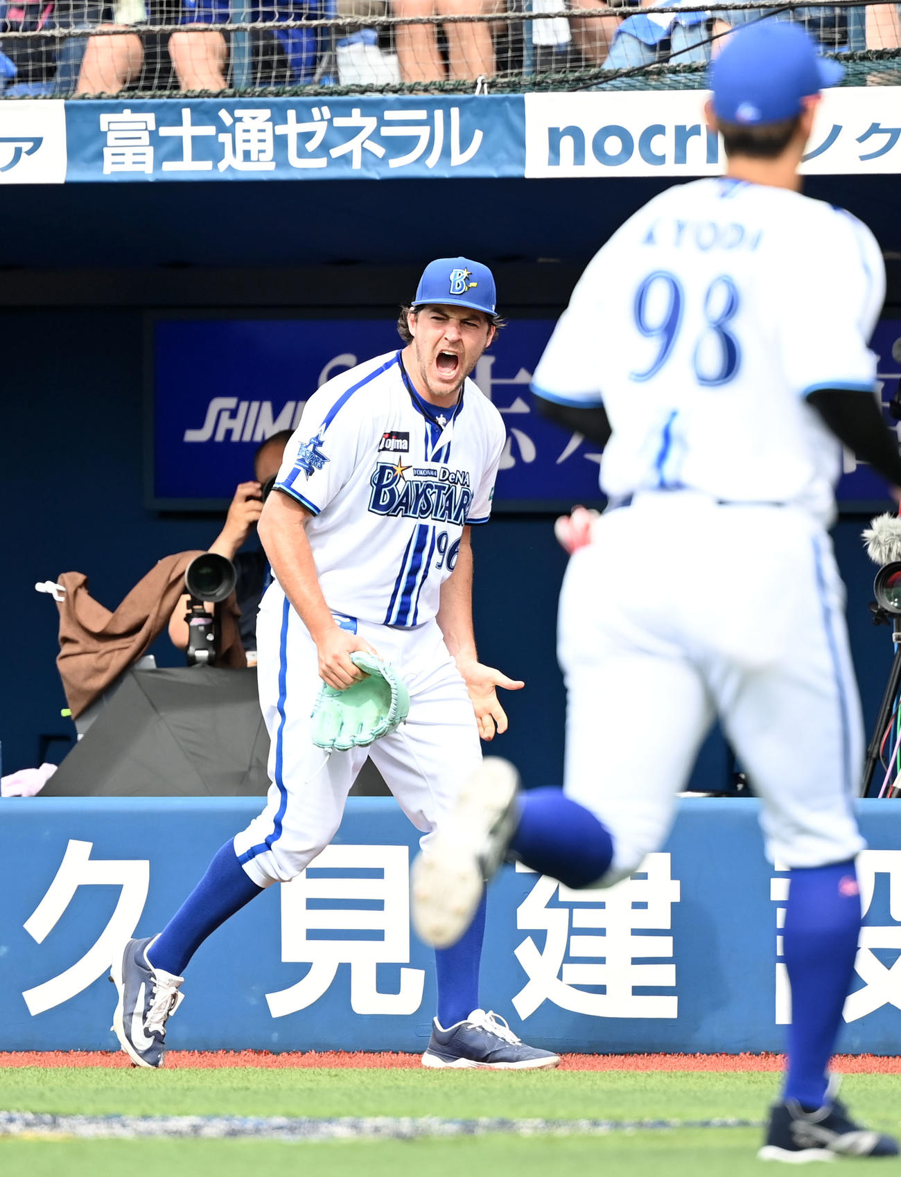 DeNA対中日　6回表を無失点に抑え、怒り交じりの雄たけびを上げるバウアー（撮影・横山健太）