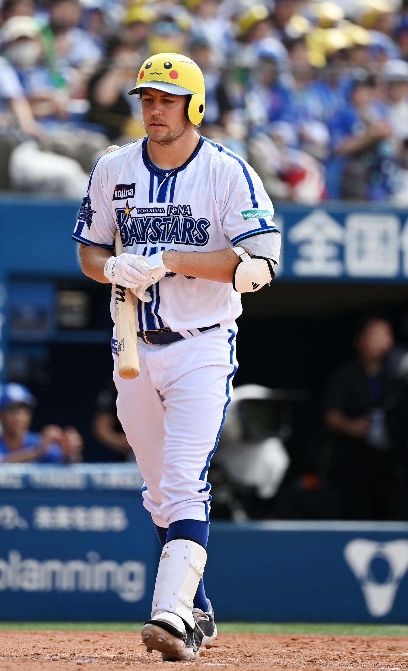 DeNA対中日　3回裏DeNA1死、三振に倒れ肩を落とすバウアー（撮影・横山健太）