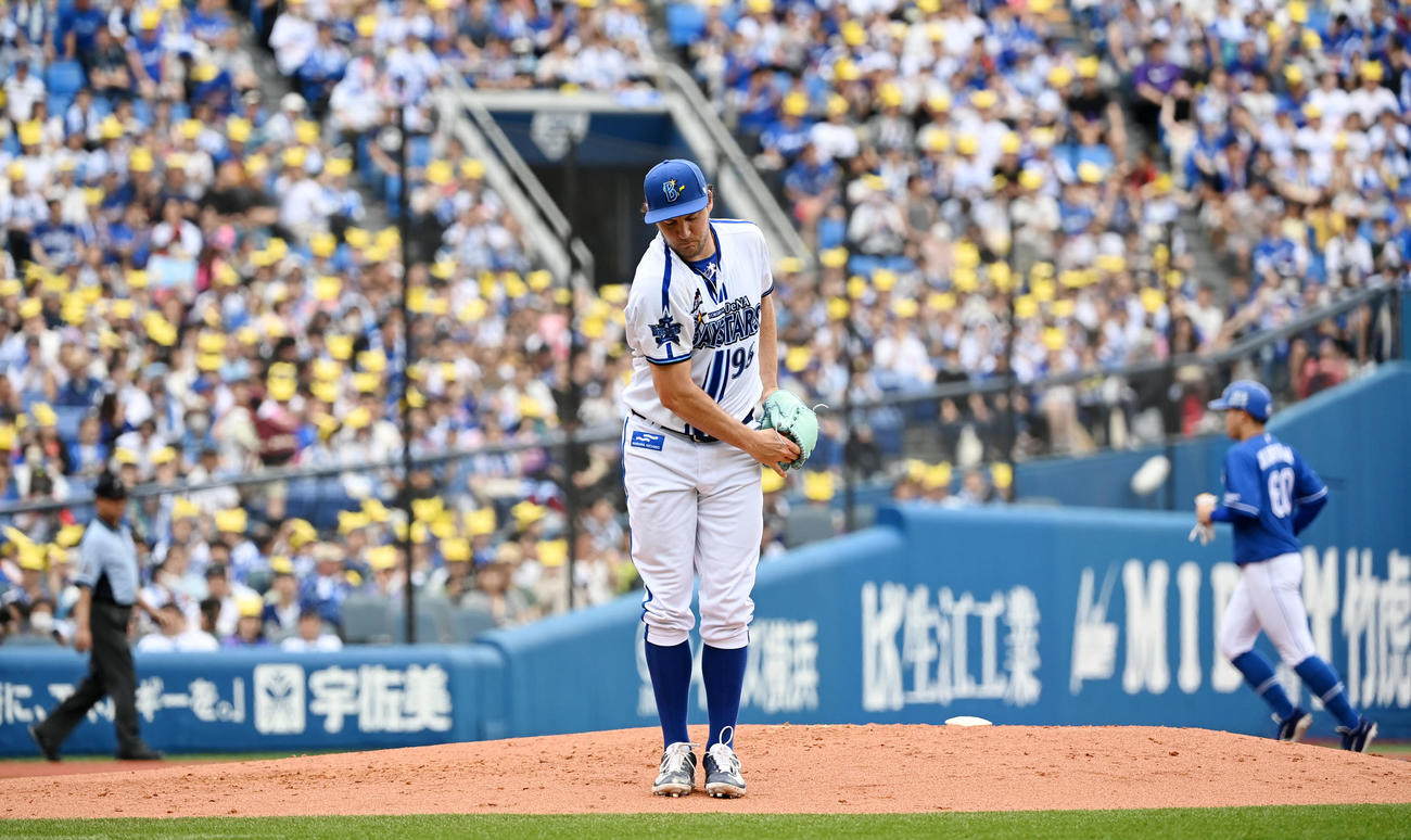 DeNA対中日　2回表中日2死満塁、細川を三振に仕留めソードセレブレーションをするバウアー（撮影・横山健太）