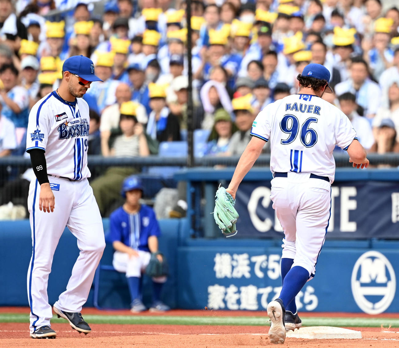 DeNA対中日　6回表中日2死満塁、高橋周の打球をキャッチし自ら一塁を踏むバウアー。左はソト（撮影・横山健太）