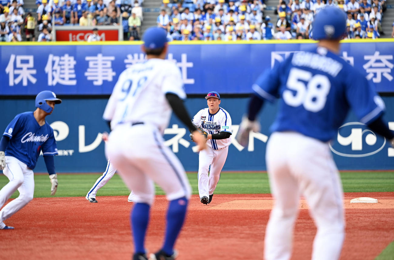 DeNA対中日　6回表中日2死一、二塁、岡林をキャッチした牧（中央）は挟殺を狙う（撮影・横山健太）