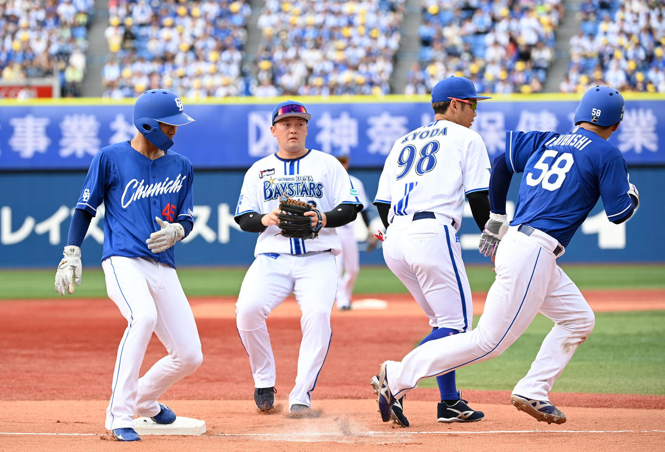 DeNA対中日　6回表中日2死一、二塁、三塁にいた石橋（右）が本塁へ向かう（撮影・横山健太）