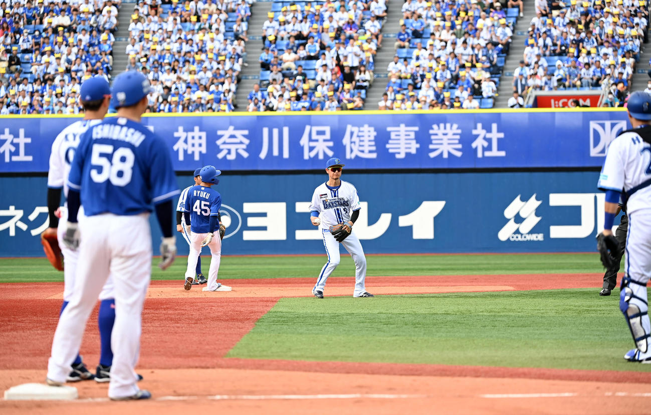 DeNA対中日　6回表中日2死一、二塁、結局アウトを奪えず満塁となる（撮影・横山健太）