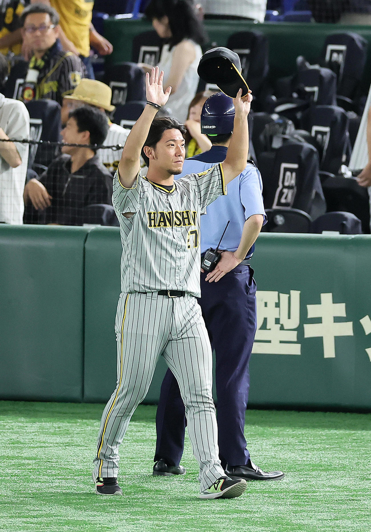 巨人対阪神　7回無失点の阪神伊藤将はスタンドの声援に手を上げて応える（撮影・足立雅史）