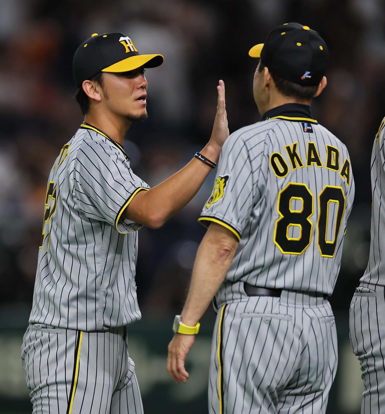 巨人対阪神　巨人に勝利した伊藤将（左）は岡田監督とハイタッチする（撮影・上田博志）