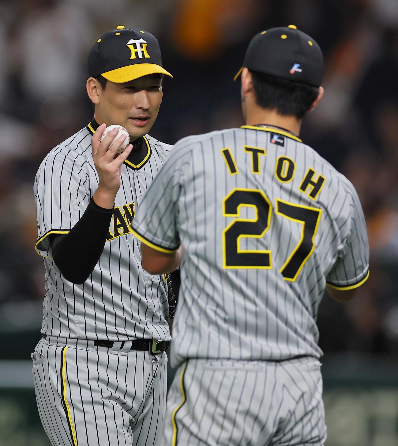 巨人対阪神　セーブをあげた岩崎（左）は伊藤将に勝利球を手渡す（撮影・上田博志）