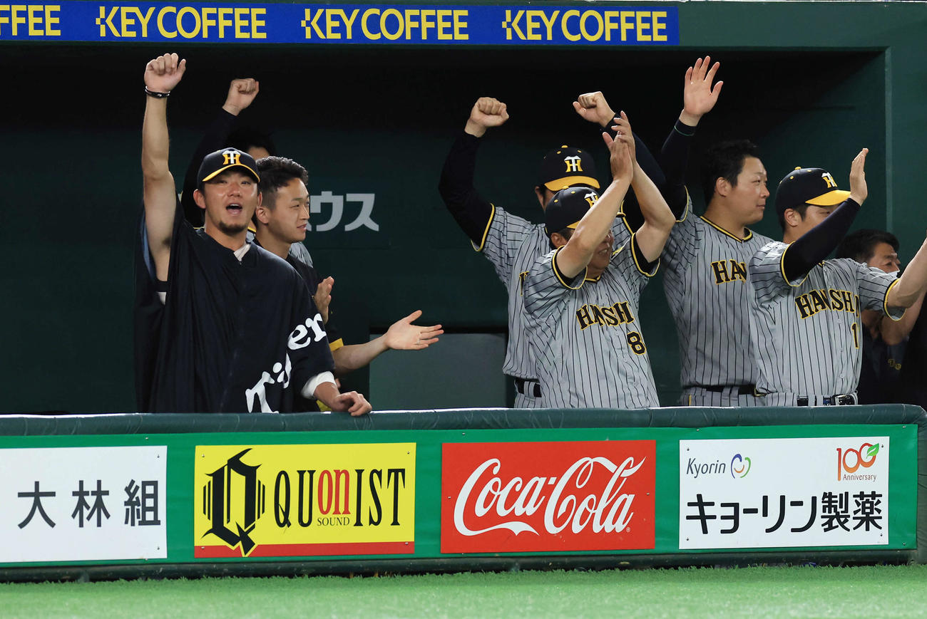 巨人対阪神　9回表阪神2死一、二塁、梅野の打球が相手適時失策を呼んで二塁走者ノイジーが一気に生還し、ベンチでガッツポーズする伊藤将（左）らナイン（撮影・浅見桂子）