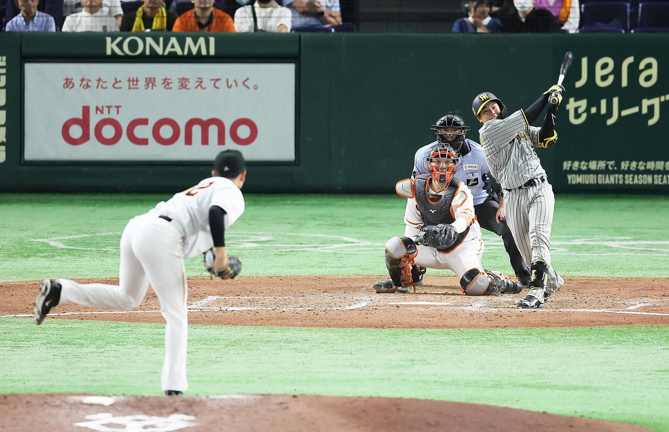 巨人対阪神　9回表阪神2死一、二塁、梅野の打球が三塁手岡本和の適時失策を誘う。投手横川（撮影・足立雅史）