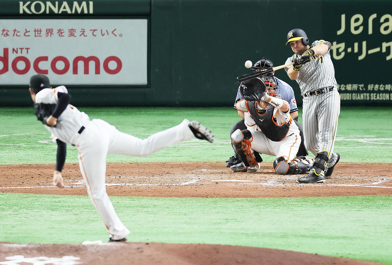 巨人対阪神　9回表阪神2死三塁、ノイジーは中適時二塁打を放つ。投手菊地（撮影・足立雅史）