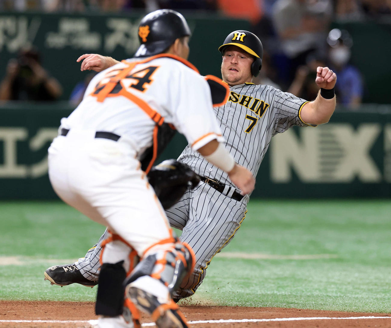 巨人対阪神　9回表阪神2死一、二塁、梅野の打球が相手適時失策を呼び、二塁走者ノイジー（右）が一気に生還する。捕手大城卓（撮影・浅見桂子）
