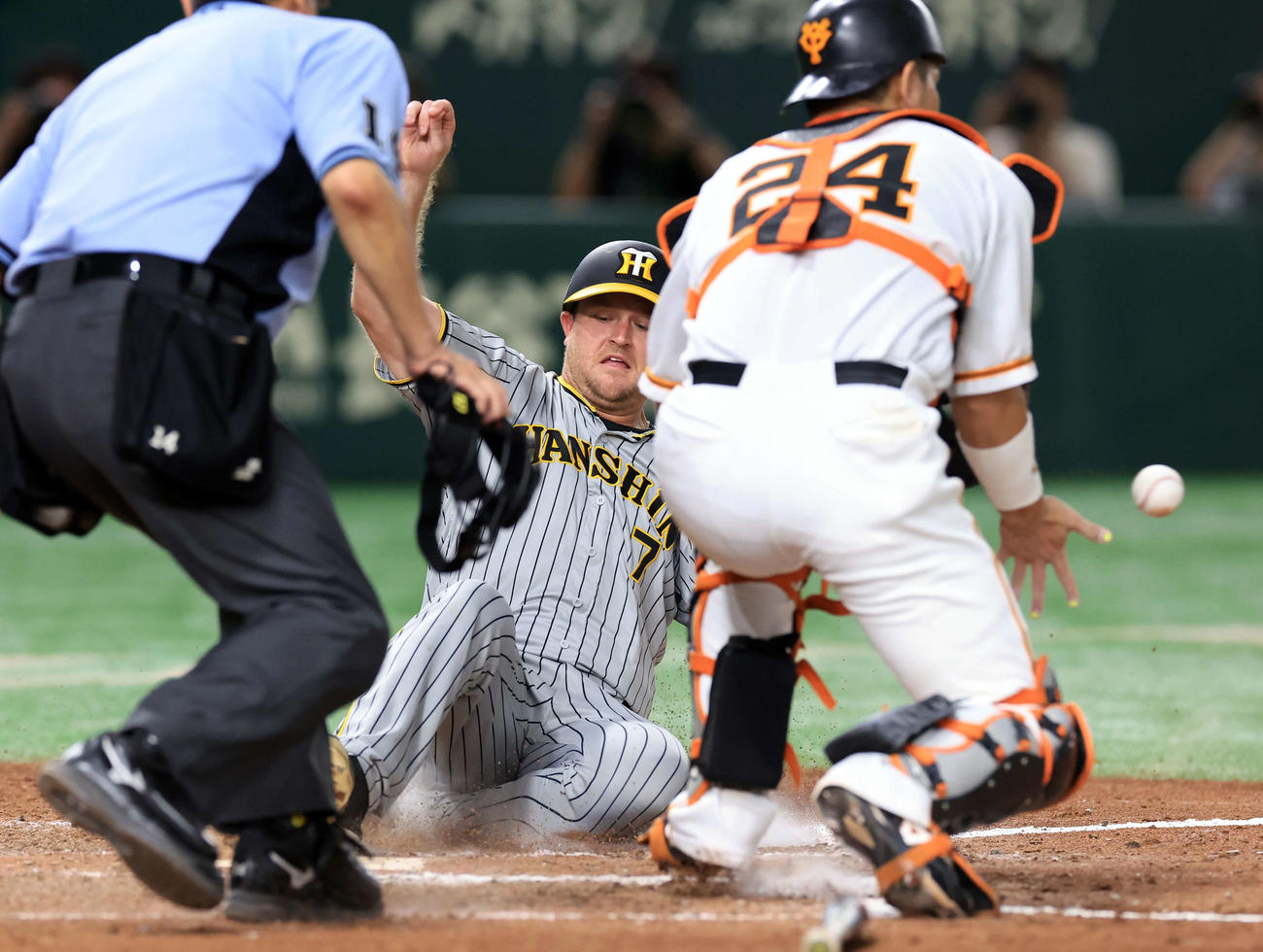 巨人対阪神　9回表阪神2死一、二塁、梅野の打球が相手適時失策を呼び、二塁走者ノイジー（中央）が一気に生還する。捕手大城卓（撮影・浅見桂子）