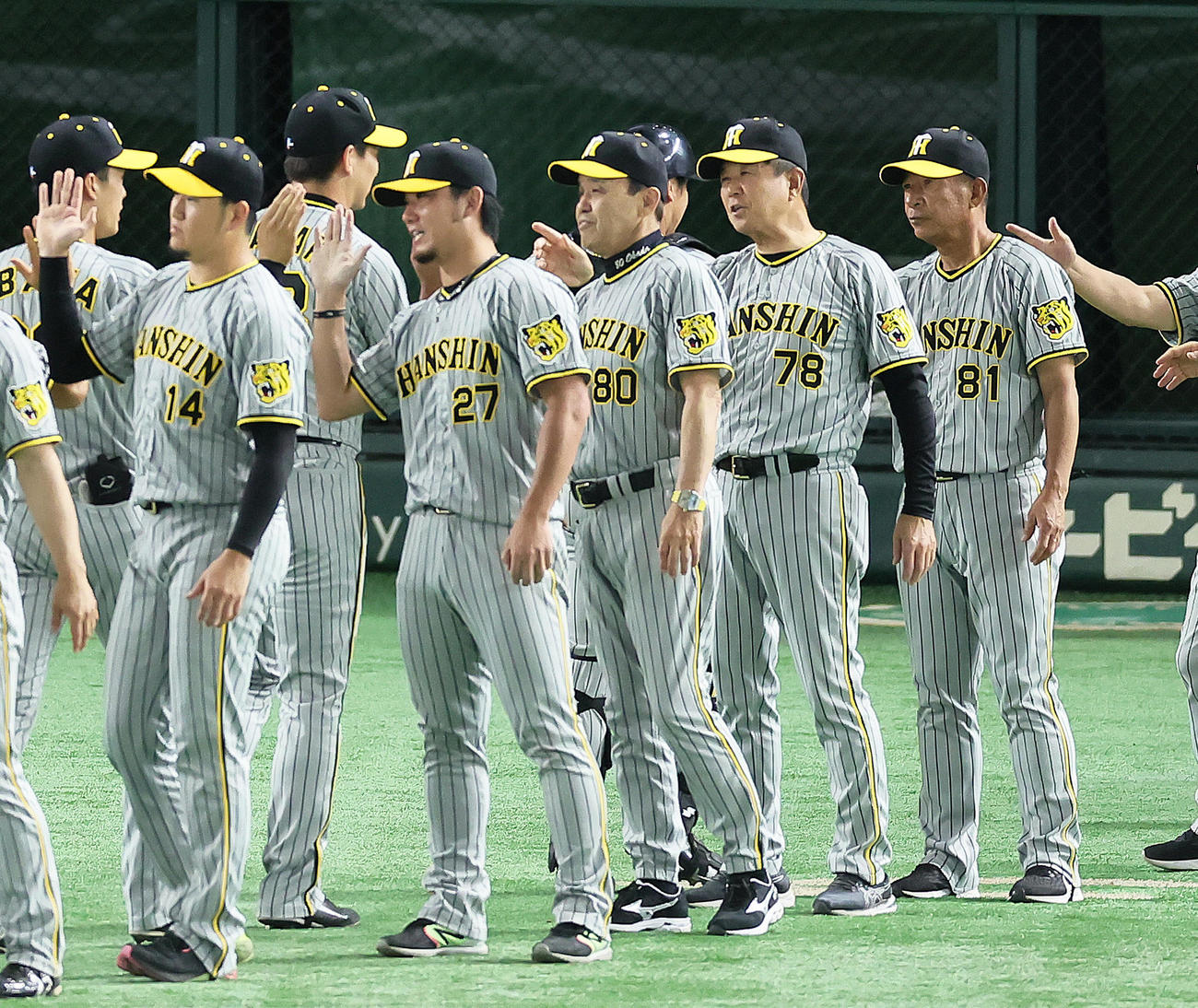 巨人対阪神　勝利しタッチを交わす阪神岡田監督（中央）、伊藤将（同左）ら（撮影・足立雅史）