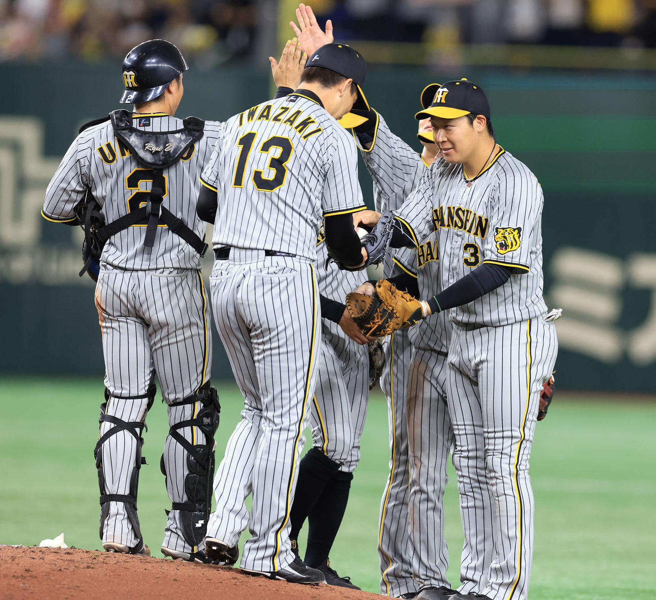 巨人対阪神　3－0で勝利し、笑顔で喜び合う大山（右）ら阪神の選手たち（撮影・浅見桂子）