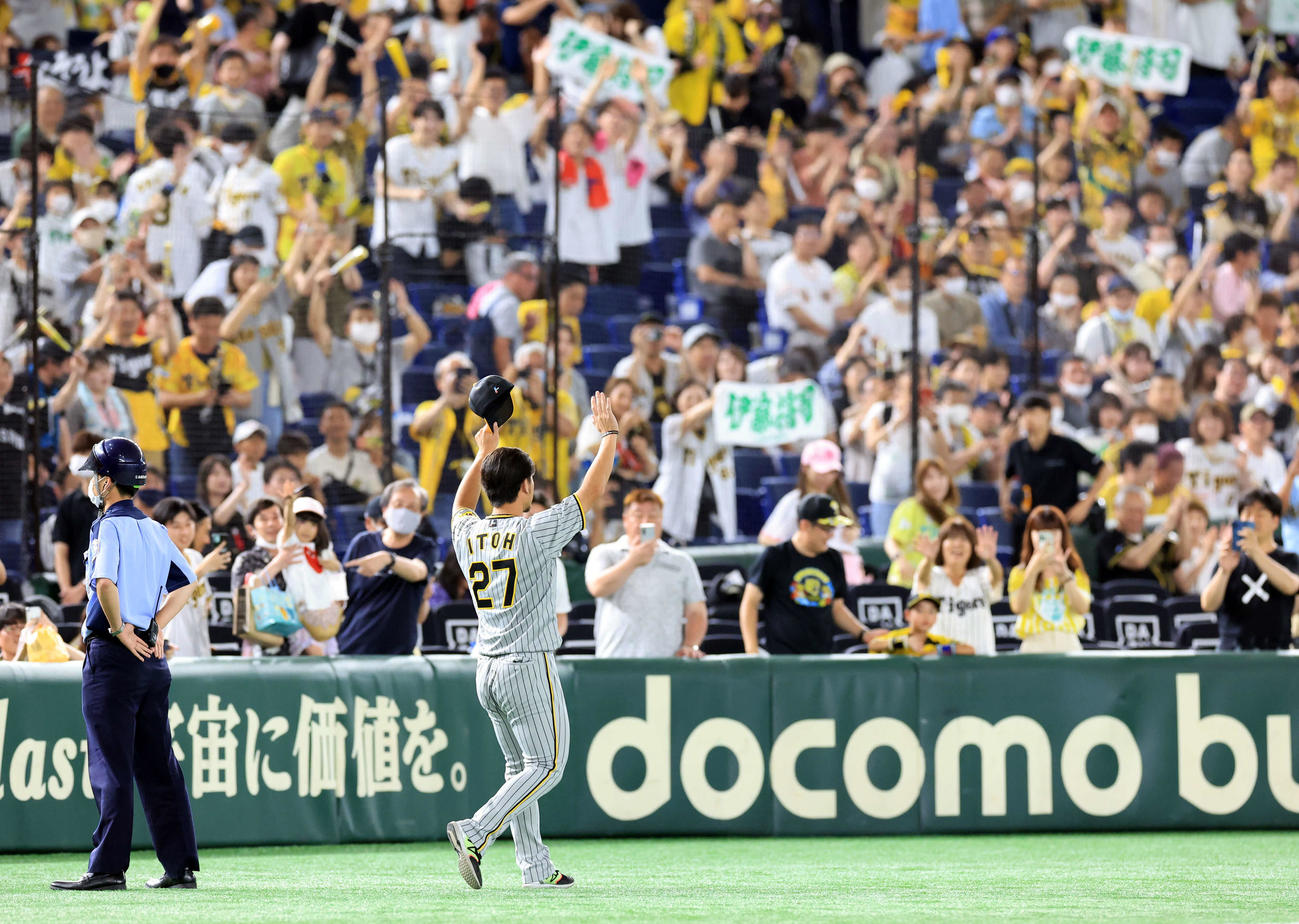 巨人対阪神　勝利投手の伊藤将は、盛り上がる阪神のファンに手を上げてあいさつ（撮影・浅見桂子）