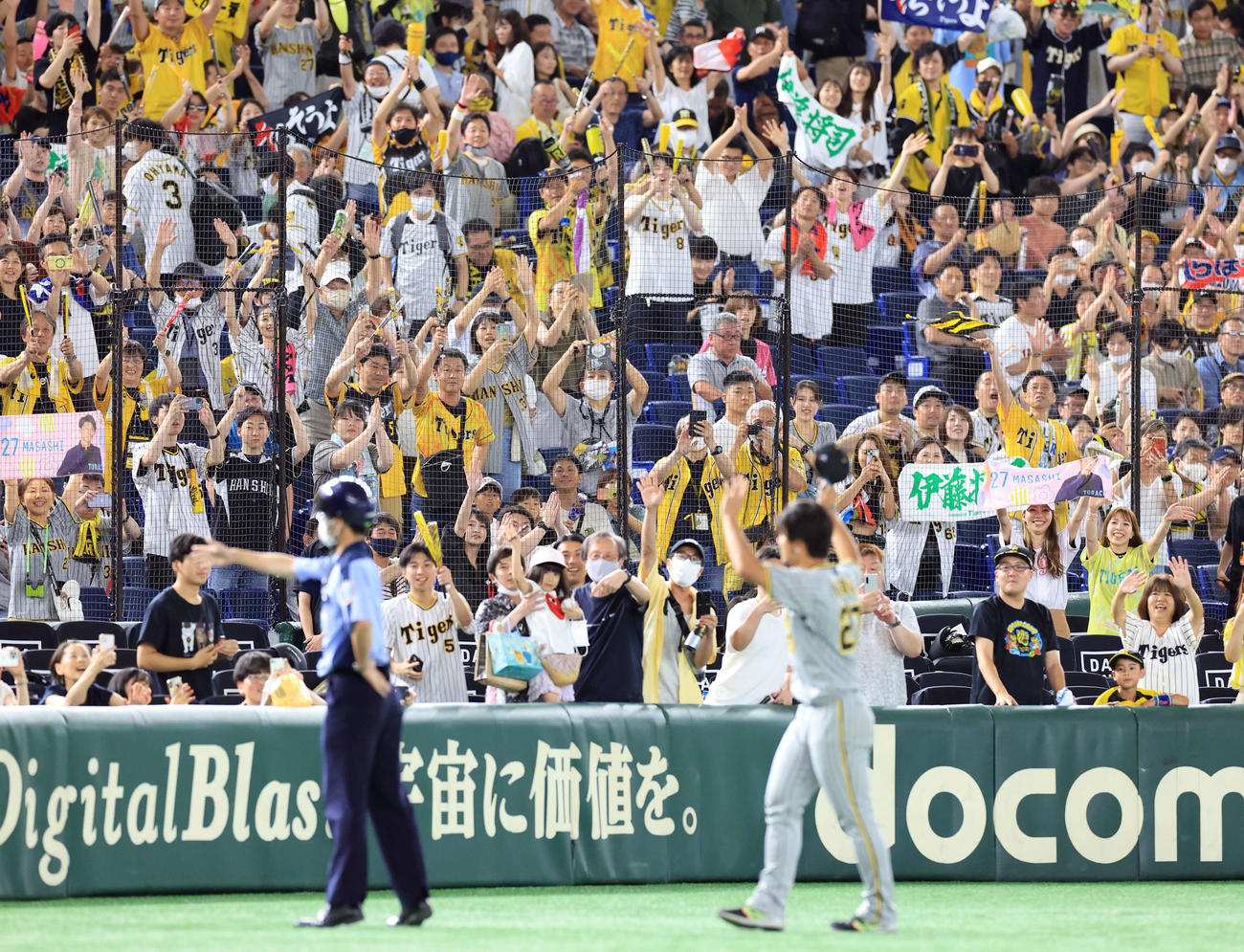巨人対阪神　勝利投手の伊藤将（手前）に盛り上がる阪神のファン（撮影・浅見桂子）