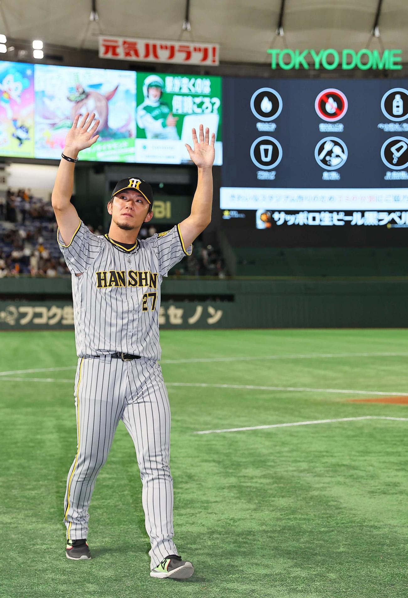 巨人対阪神　3勝目をあげた伊藤将はファンの歓声に両手を上げて応える（撮影・上田博志）