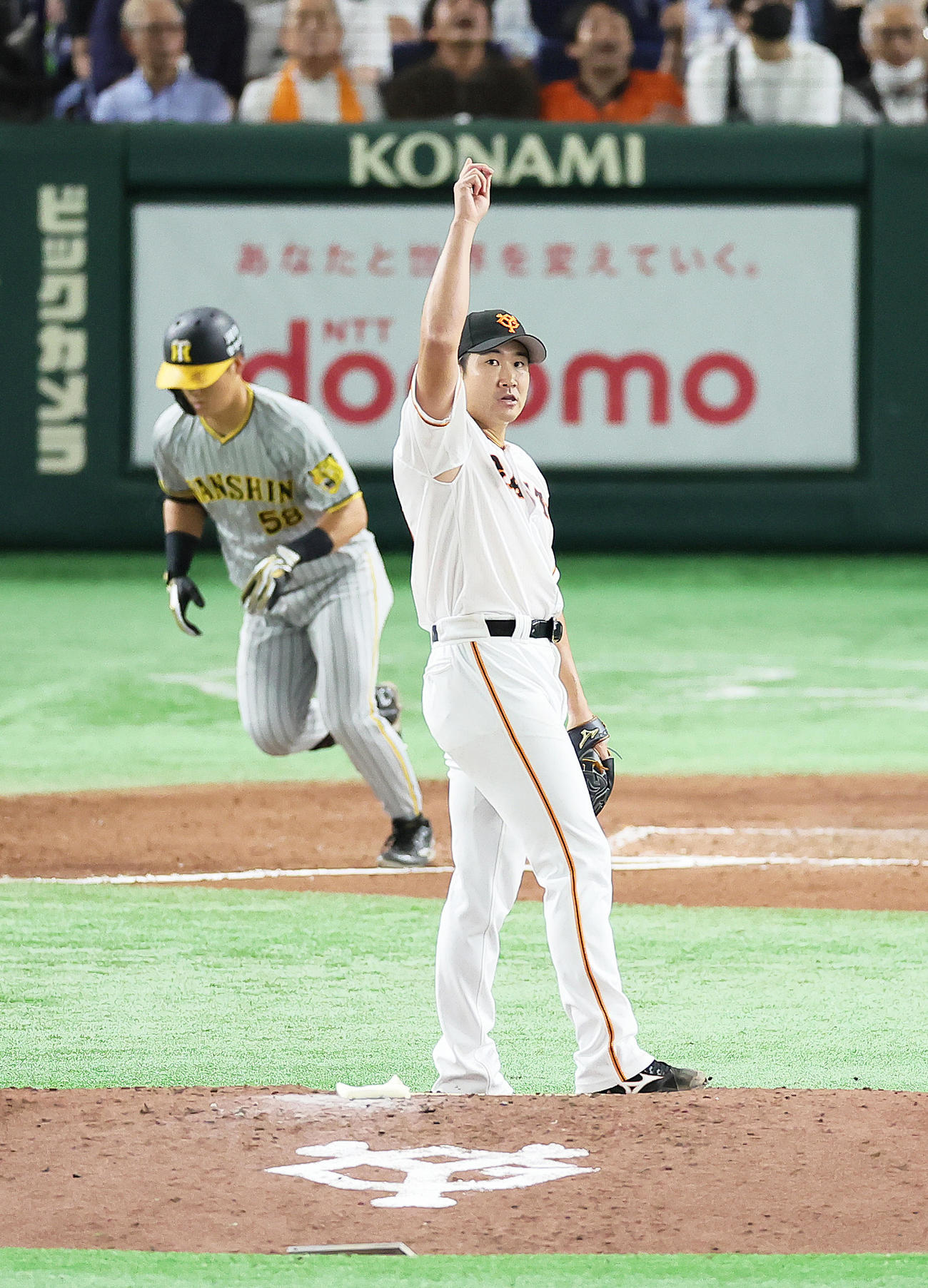 巨人対阪神　7回表阪神1死一、二塁、前川を三飛に仕留めた菅野（撮影・足立雅史）