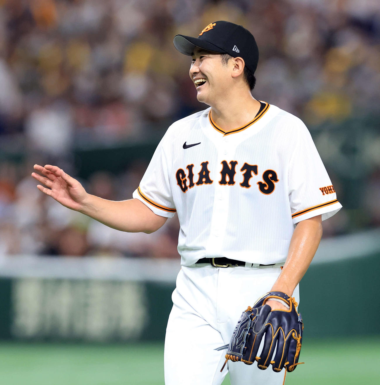巨人対阪神　4回表阪神の攻撃で先制点を与えた菅野だが、笑顔でベンチに戻る（撮影・浅見桂子）
