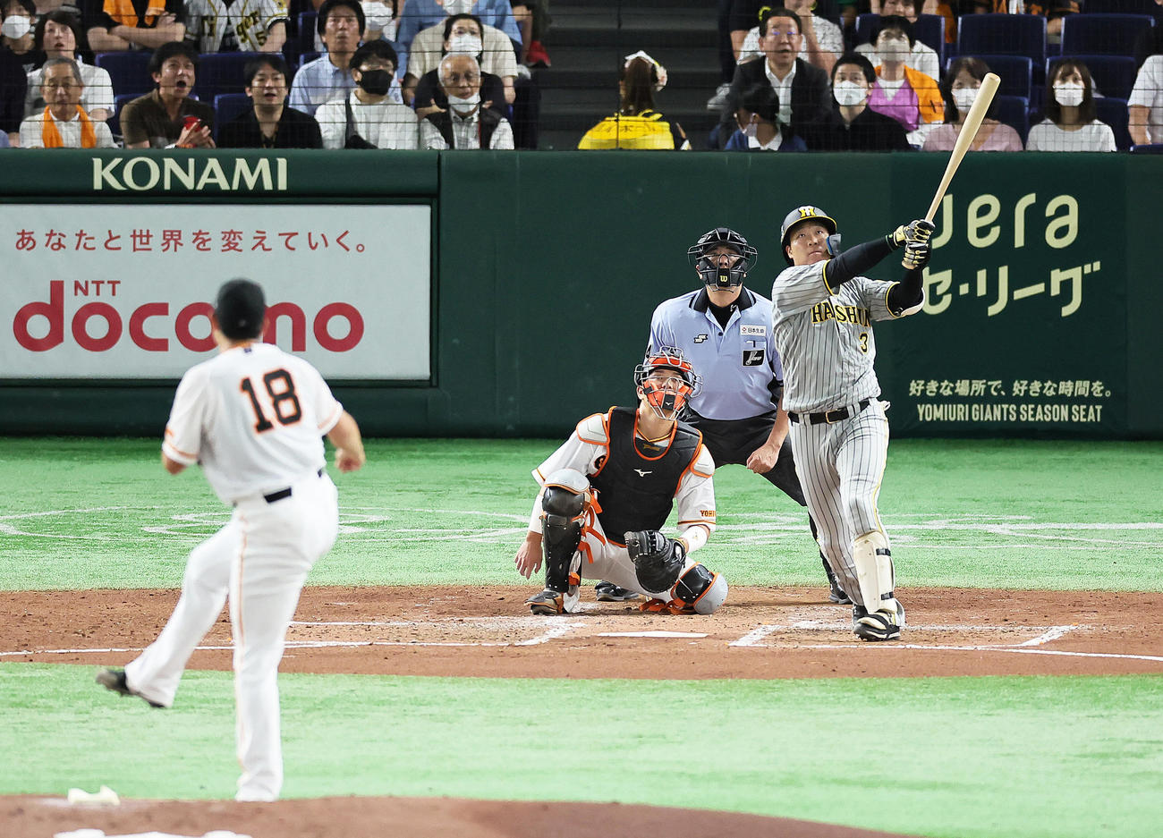 巨人対阪神　4回表阪神2死、先制本塁打を放つ大山。投手菅野（撮影・足立雅史）