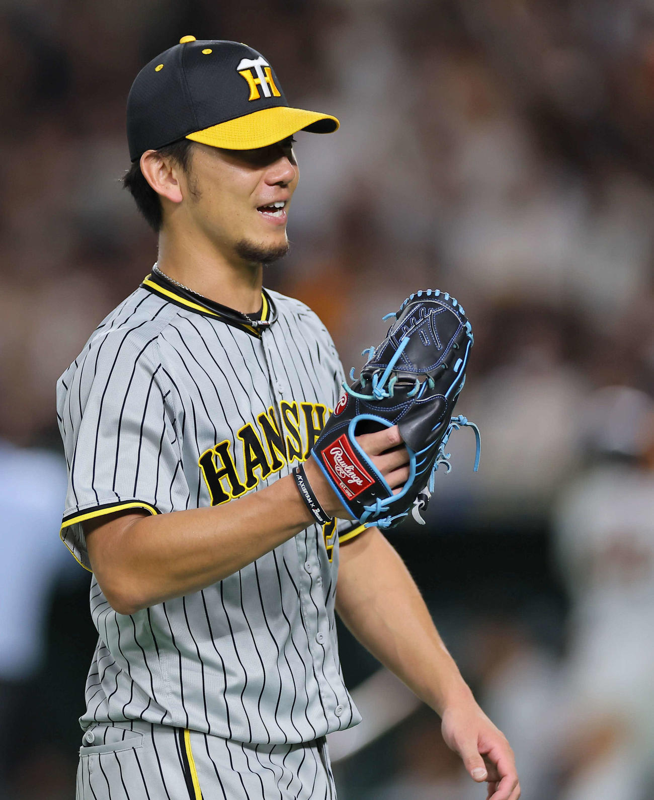 巨人対阪神　6回裏巨人2死二塁、伊藤将は岡本和を中飛に打ち取り笑顔を見せる（撮影・上田博志）
