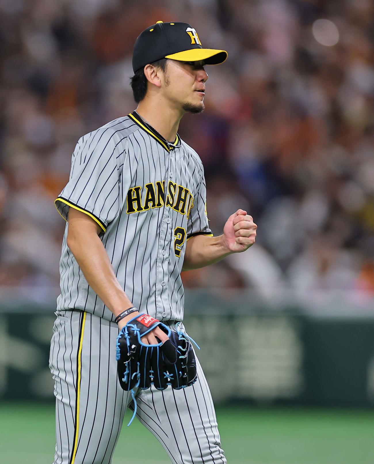 巨人対阪神　6回裏巨人2死二塁、伊藤将は岡本和を中飛に打ち取りガッツポーズをする（撮影・上田博志）