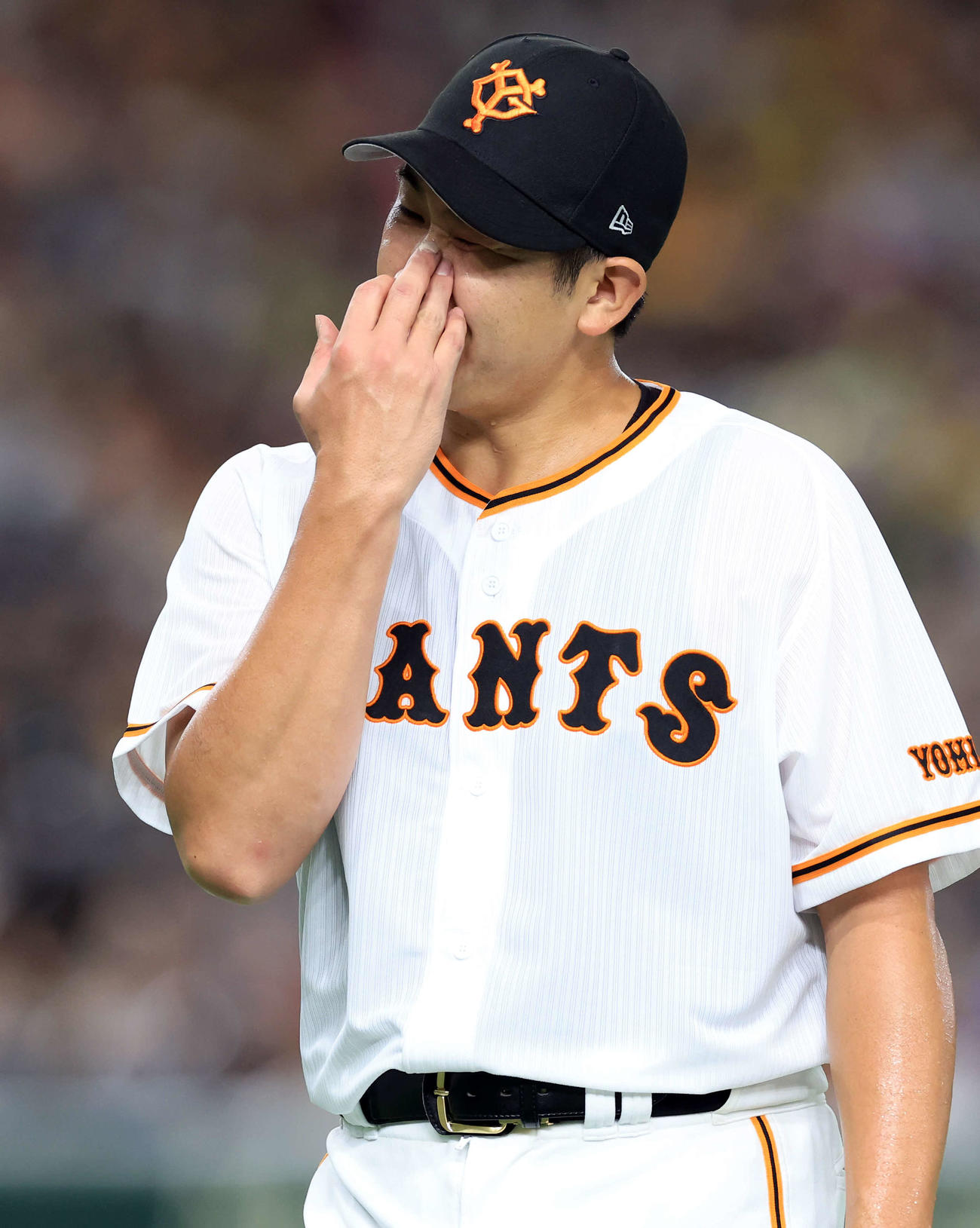 巨人対阪神　先制点を許して、悔しそうに汗をぬぐい引き揚げる菅野（撮影・浅見桂子）