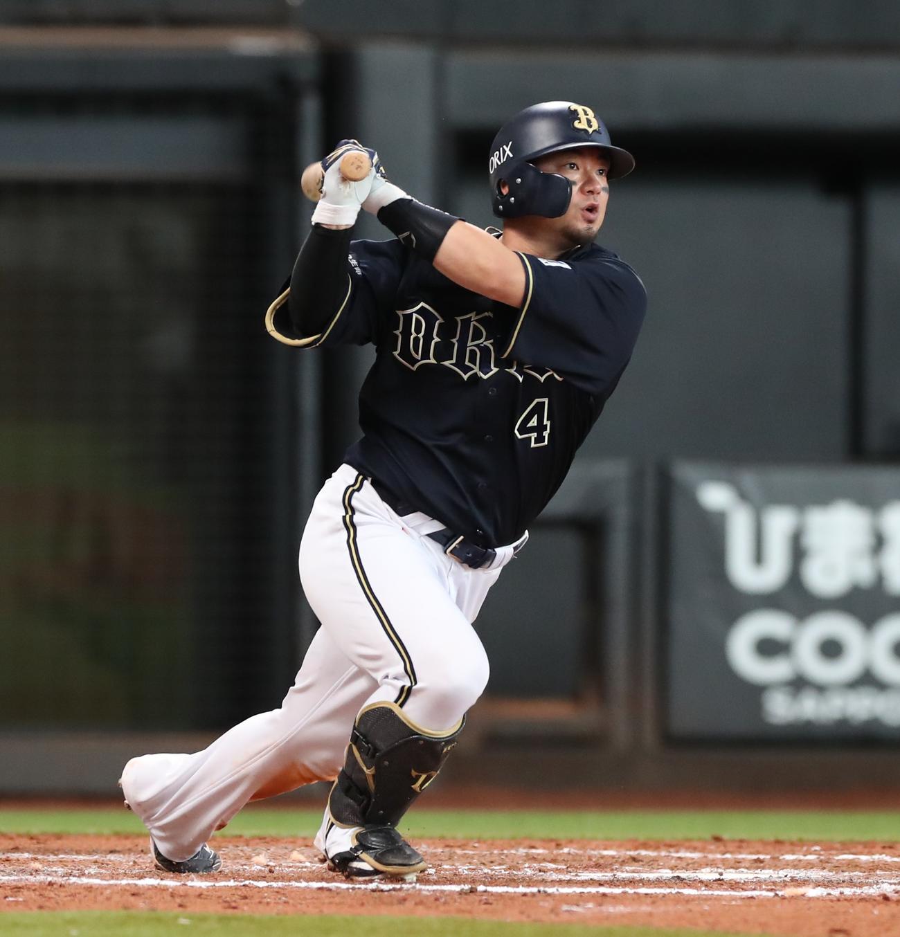 日本ハム対オリックス　8回表オリックス無死、右前打を放つ森（撮影・黒川智章）