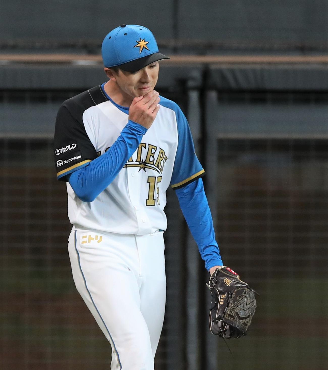 日本ハム対オリックス　5回表オリックス1死一、二塁、宗に右越え2点適時二塁打を浴びる上沢（撮影・黒川智章）