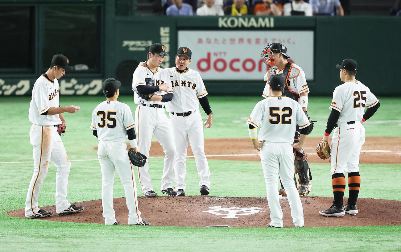 巨人対阪神　9回表阪神2死三塁、ノイジーに適時二塁打を浴びたに菊地（中央左）にマウンドで声をかける原監督（中央）（撮影・足立雅史）