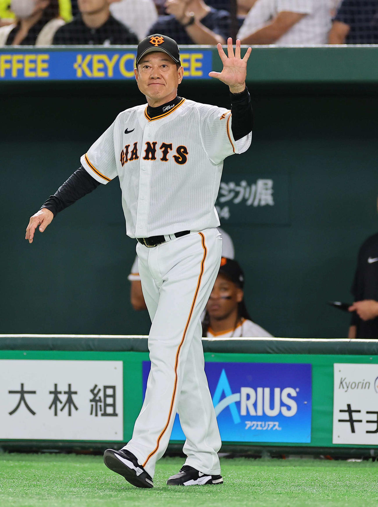 巨人対阪神　投手交代を告げマウンドへ向かう原監督（撮影・上田博志）