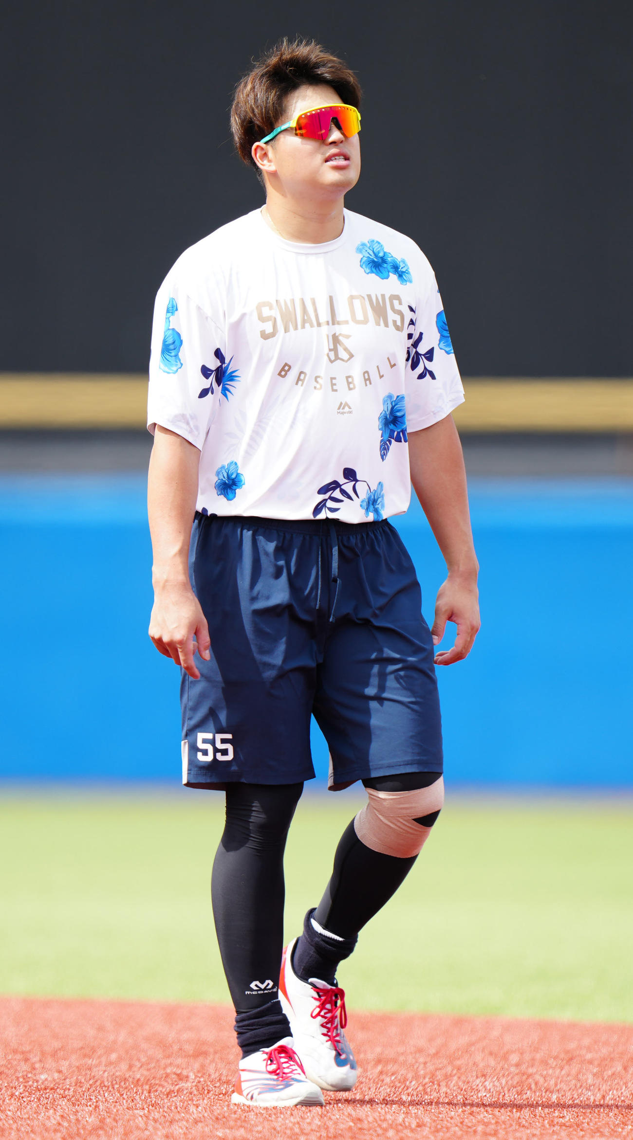 ヤクルト対広島　左膝付近にテーピングを巻き、試合前練習に臨むヤクルト村上（撮影・江口和貴）