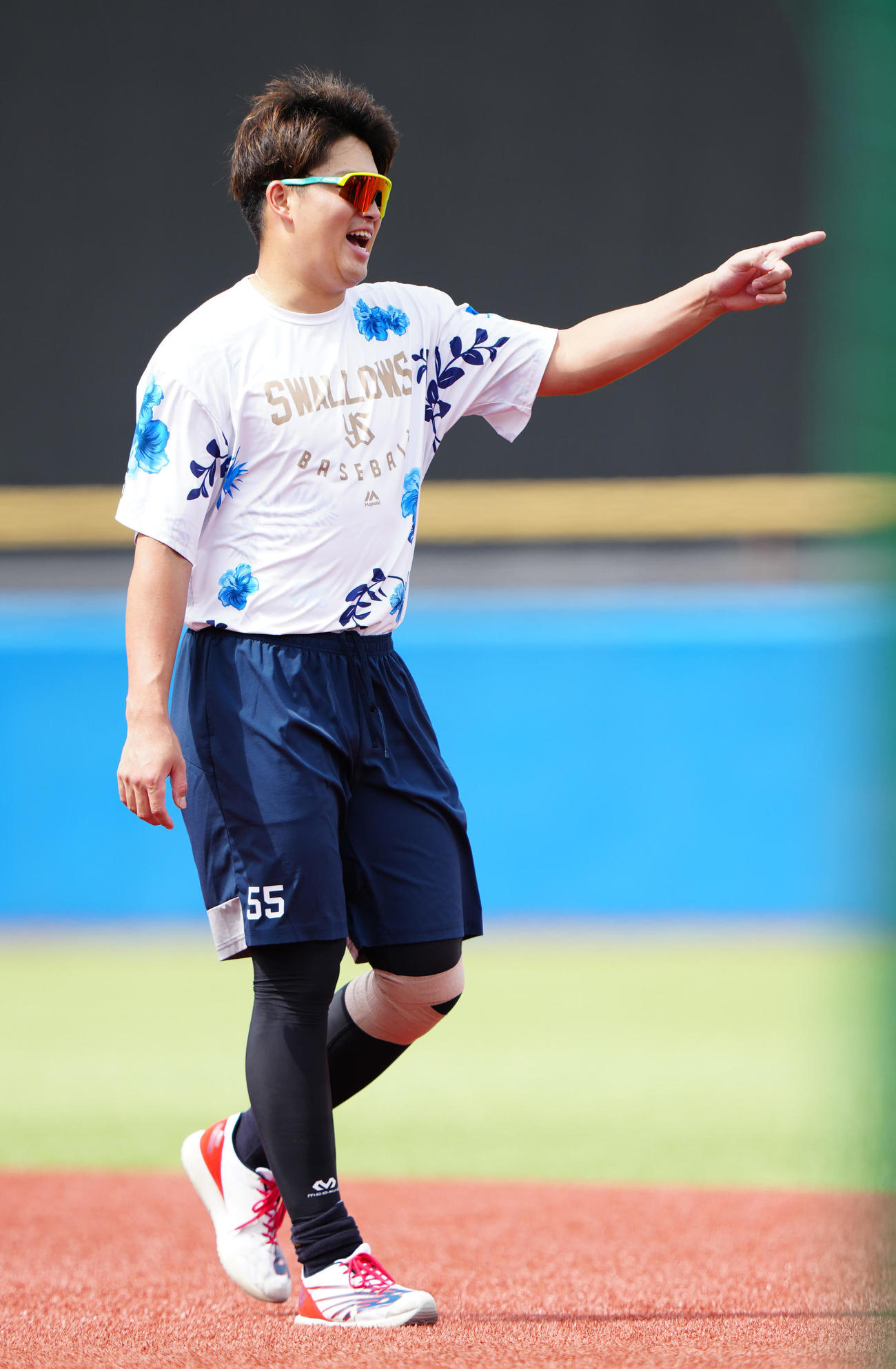 ヤクルト対広島　左膝付近にテーピングを巻き、試合前練習に臨むヤクルト村上（撮影・江口和貴）