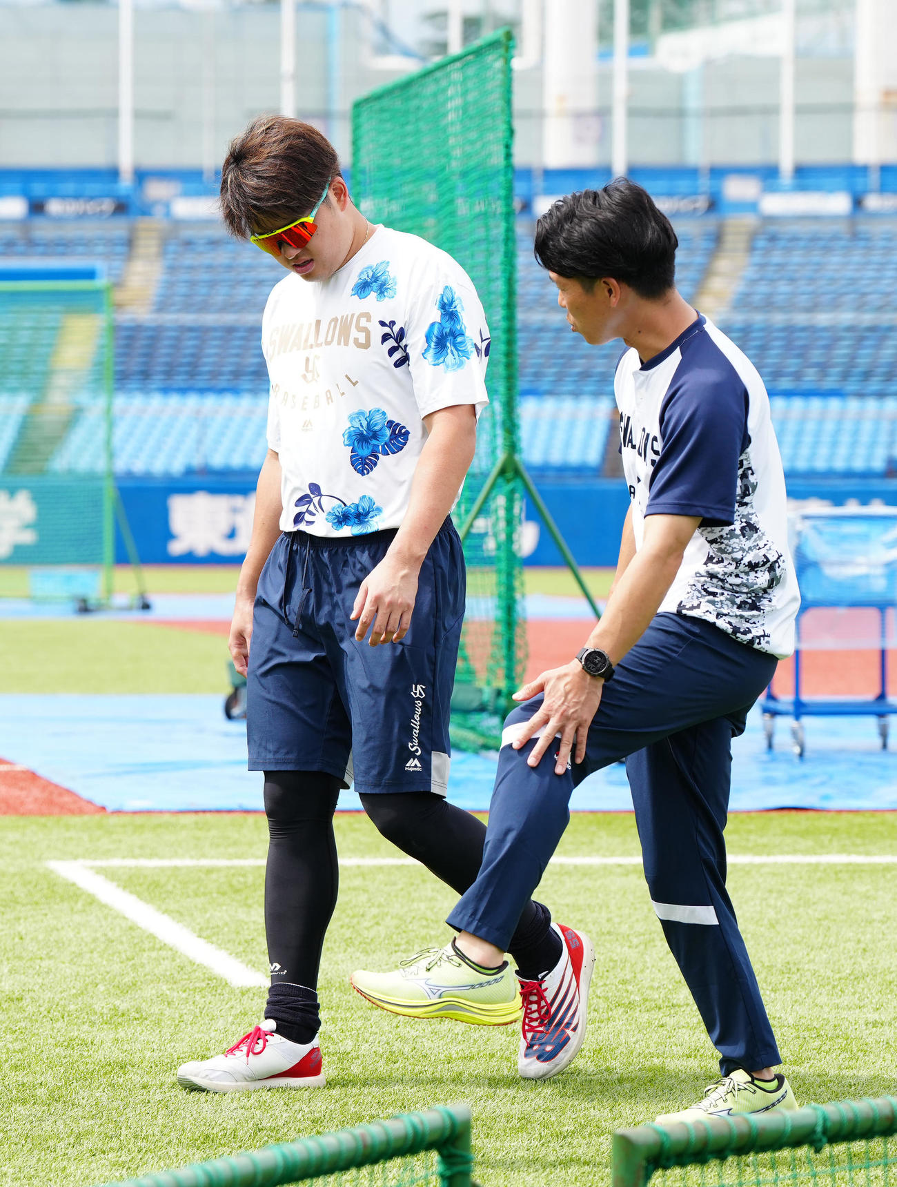 ヤクルト対広島　試合前練習に臨むヤクルト村上（左）（撮影・江口和貴）