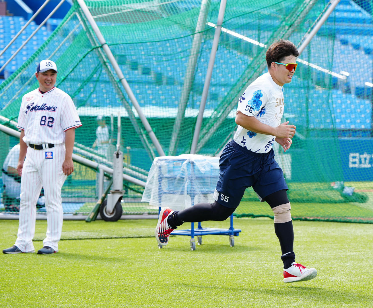 ヤクルト対広島　左膝付近にテーピングを巻き、試合前練習に臨むヤクルト村上（撮影・江口和貴）